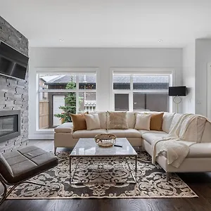 https://contemporary-luxury-4-bedroom-house-near-downtown.calgaryhotelsearch.com